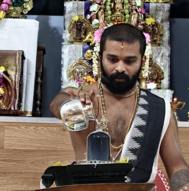 Shri Prabhanjan Acharya performing worship